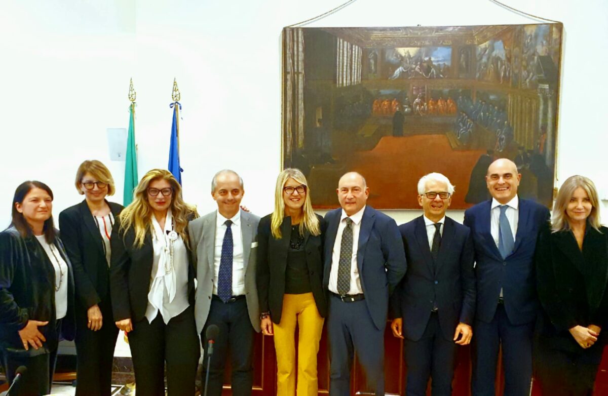 La foto ritrae i componenti delle delegazioni Uncat e Consiglio di Presidenza Giustizia Tributaria